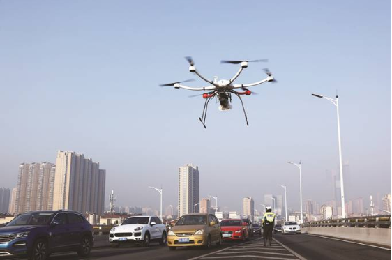 南京交警启用无人机开展常态化道路巡管
