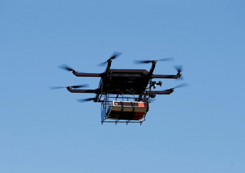 无人机送货重要一步：美国将允许小型无人机飞跃人群上空