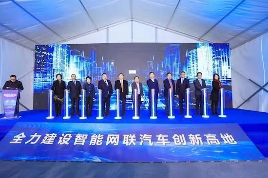 智梭无人车亮相上海临港自动驾驶开放测试区