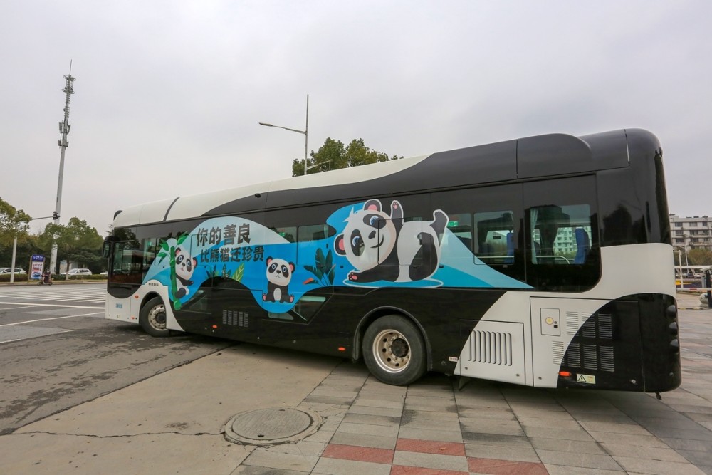 湖北襄阳熊猫智能公交车上路 乘客“刷手”乘车