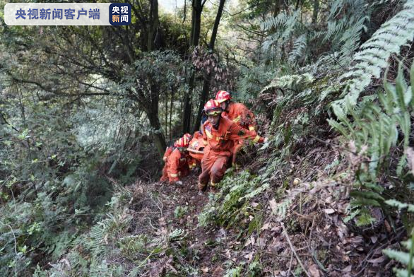 八旬老人被困深山 消防救援人员利用无人机成功营救