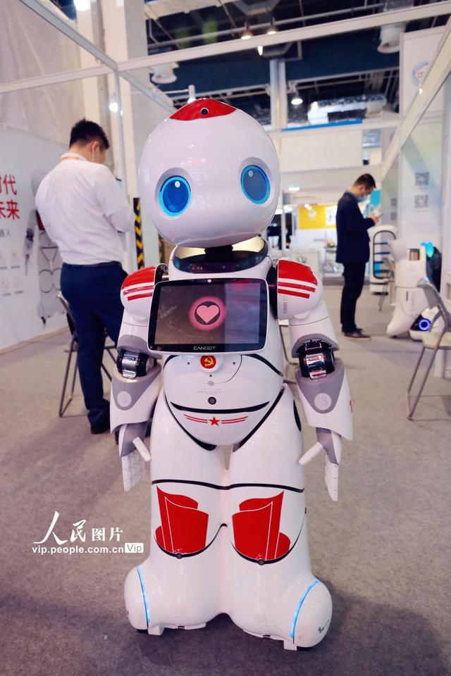 上海：AI人工智能机器人“争奇斗艳”上交会